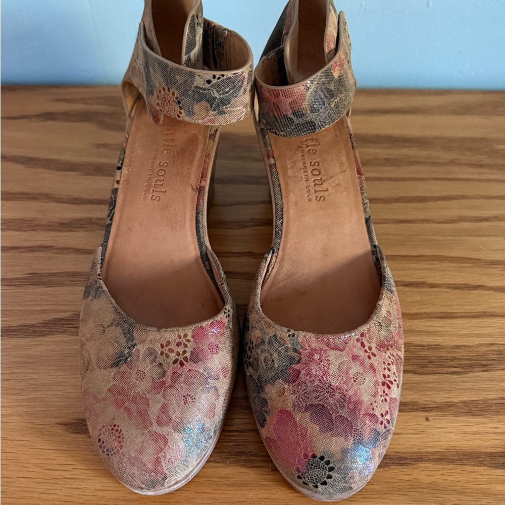 Gentle Souls by Kenneth Cole Floral Blaise Wedge Pump - Picture 2 of 10